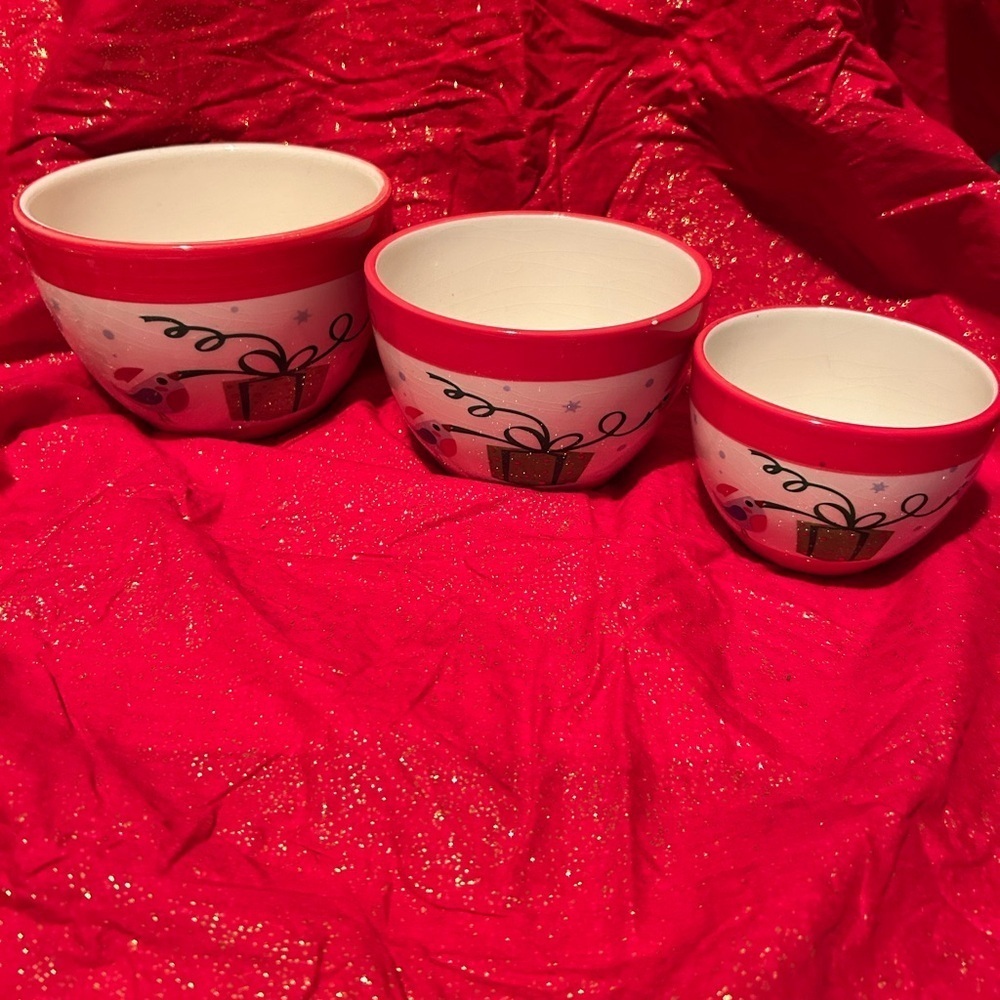 Set of three festive nesting bowls to use at Christmas- Lots of ideas for these.